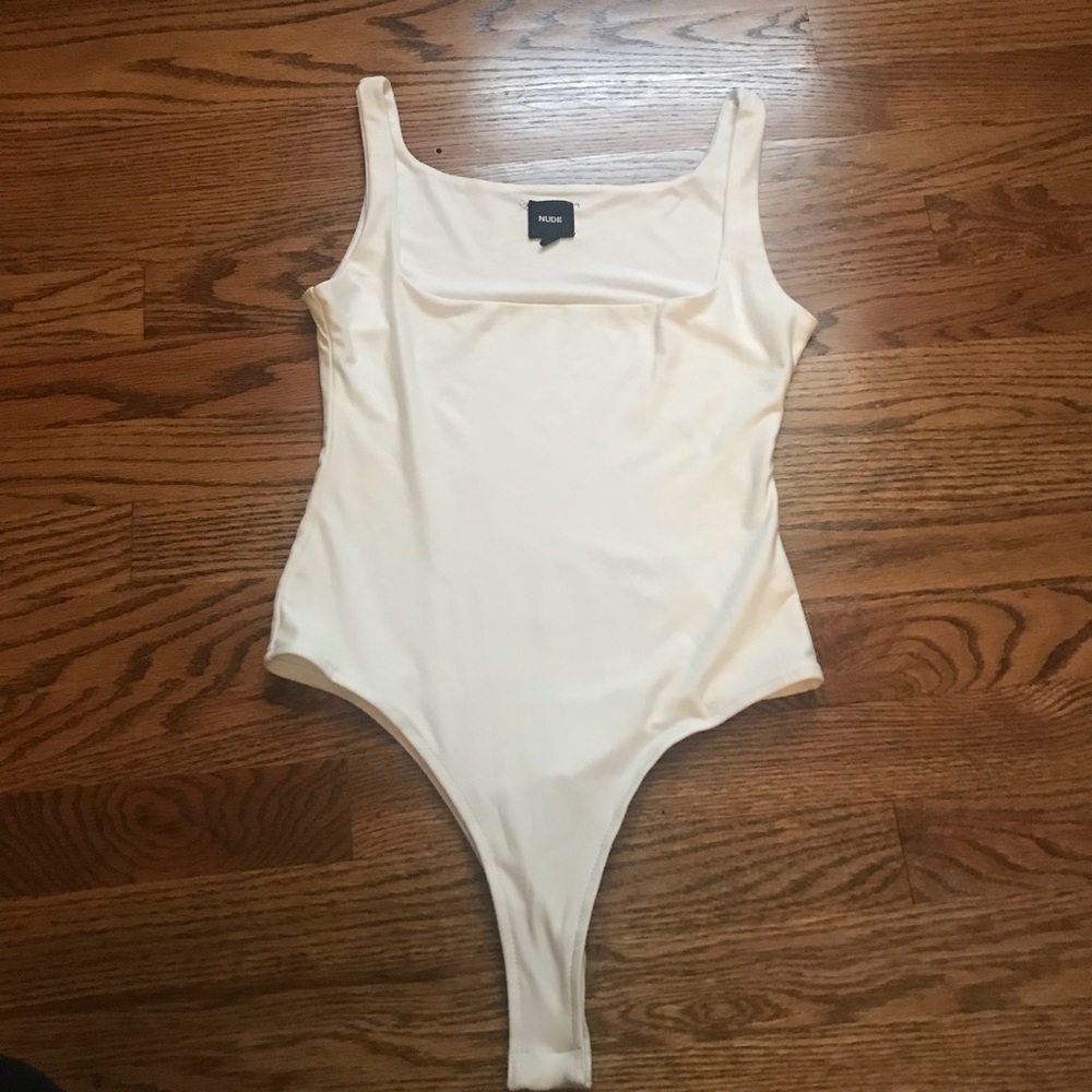White smooth one piece - Picture 2 of 4